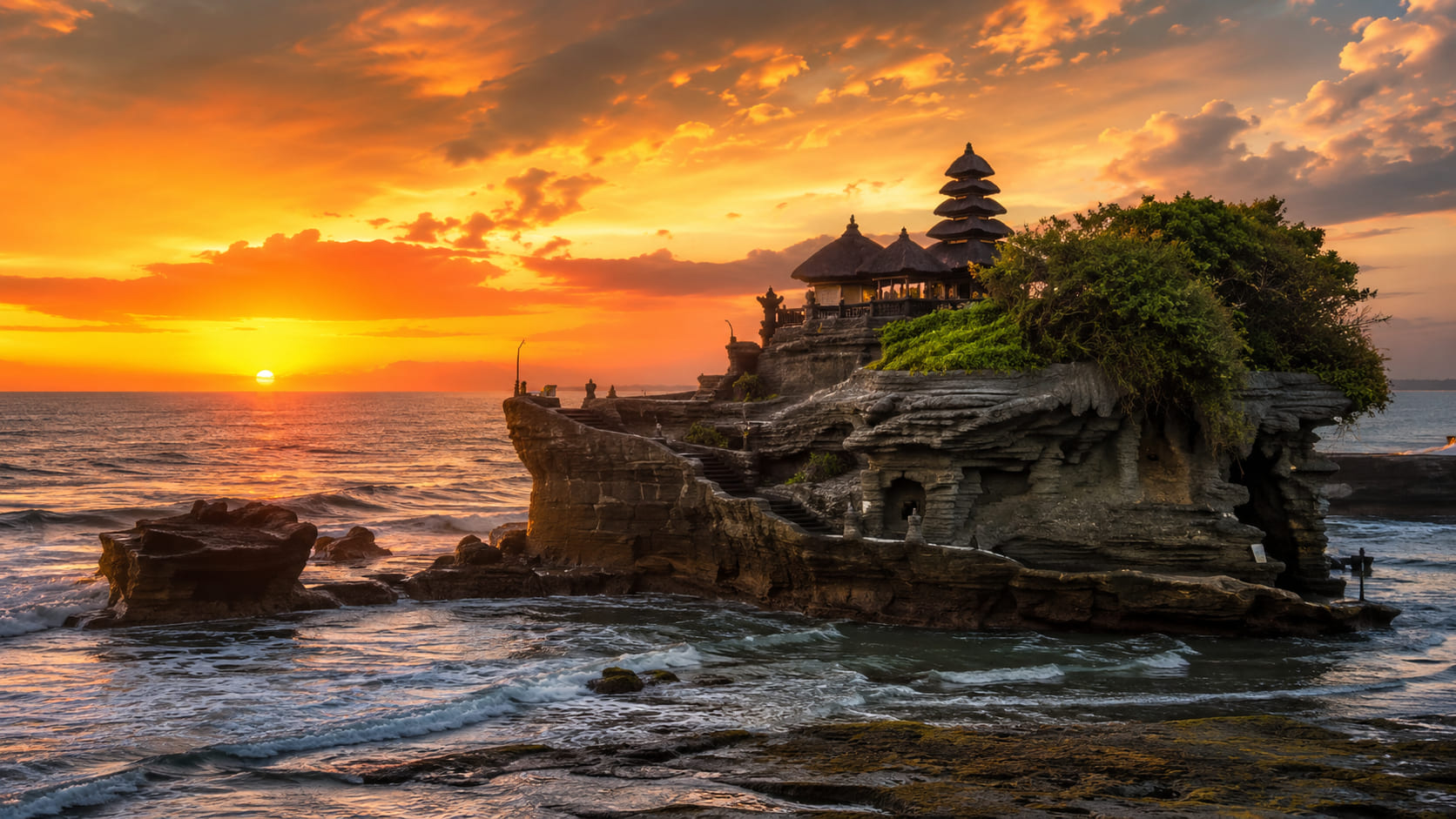 Tanah Lot Temple Guide: Tides, Sunset and Respectful Visiting